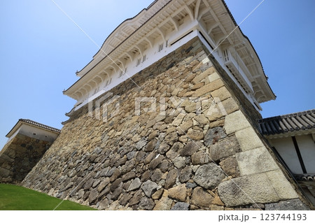 世界遺産の天守閣の石垣 123744193