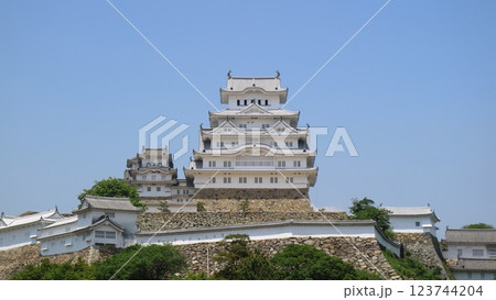 世界遺産姫路城の三の丸広場から見た大天守と大天橋 123744204