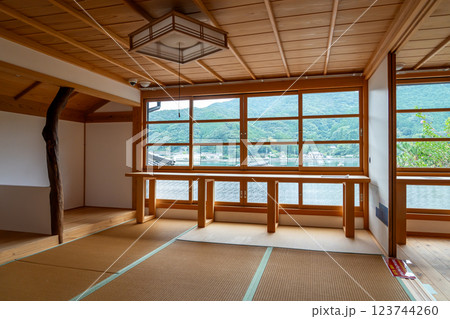 熊本県天草市　世界文化遺産登録の天草崎津集落にある旧網元岩下家よらんかなの2階和室からの眺め 123744260