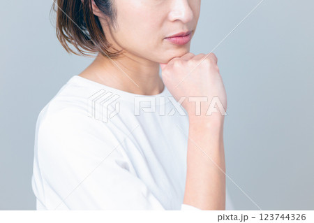 スキンケアに悩むミドル女性 123744326