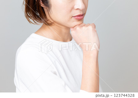 スキンケアに悩むミドル女性 123744328