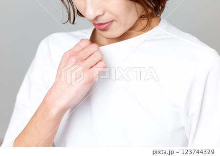 自分の体臭をチェックするミドル女性 自分の体臭をチェックするミドル女性 123744329