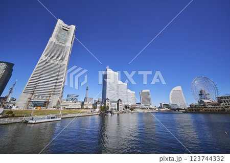 汽車道から眺めるみなとみらいビル群 123744332