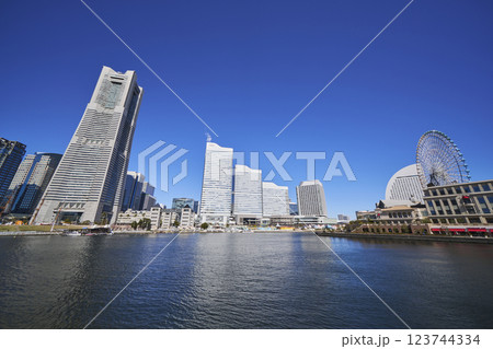 汽車道から眺めるみなとみらいビル群 123744334