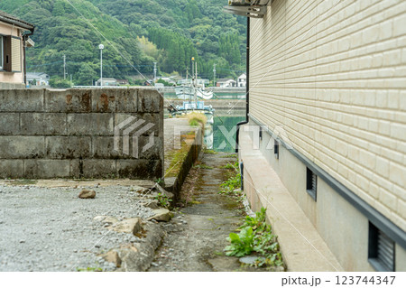 熊本県天草市　世界文化遺産に登録された天草の崎津集落にあるトウヤと呼ばれる家と家との間の小路 123744347