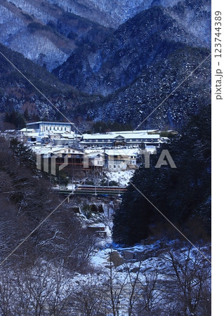 【長野県】雪化粧した絶景の寝覚ノ床を駆け抜ける383系特急しなの_2025/2/8撮影 123744389