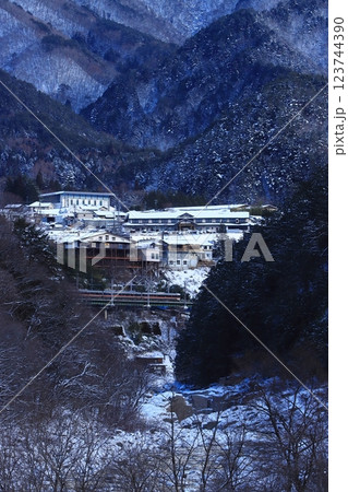 【長野県】雪化粧した絶景の寝覚ノ床を駆け抜ける383系特急しなの_2025/2/8撮影 123744390