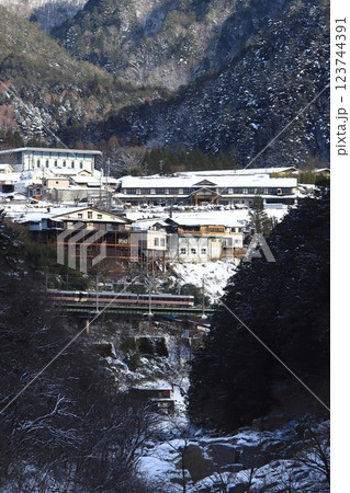 【長野県】雪化粧した絶景の寝覚ノ床を駆け抜ける383系特急しなの_2025/2/8撮影 123744391