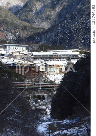 【長野県】雪化粧した絶景の寝覚ノ床を駆け抜ける383系特急しなの_2025/2/8撮影 123744392