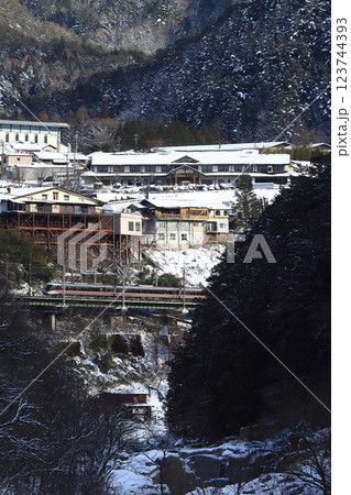 【長野県】雪化粧した絶景の寝覚ノ床を駆け抜ける383系特急しなの_2025/2/8撮影 123744393
