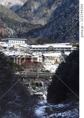 【長野県】雪化粧した絶景の寝覚ノ床を駆け抜ける383系特急しなの_2025/2/8撮影 123744394