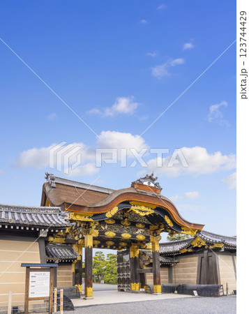 京都　元離宮二条城　青空に映える唐門 123744429