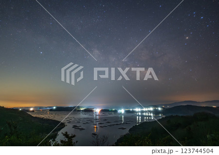 日本の岡山県瀬戸内市の虫明湾に浮かぶ春の天の川 123744504