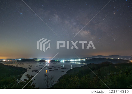日本の岡山県瀬戸内市の虫明湾に浮かぶ春の天の川 123744510