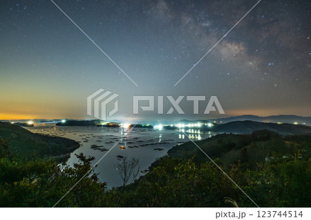 日本の岡山県瀬戸内市の虫明湾に浮かぶ春の天の川 123744514