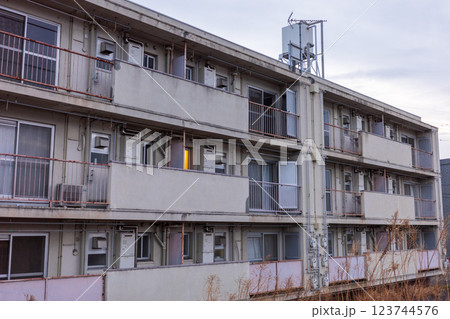 日本の岡山県岡山市で見た早朝の古びた美しいマンション 123744576