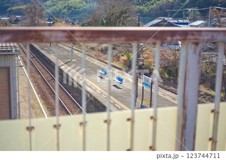 通学ラッシュが過ぎた無人駅 123744711