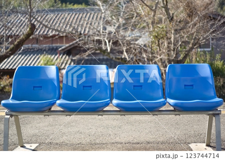 通学ラッシュが過ぎた無人駅 通学ラッシュが過ぎた無人駅 123744714