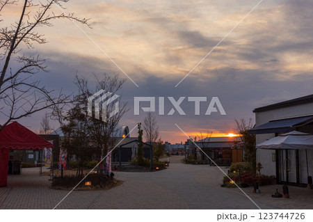 日本の岡山県岡山市北区北長瀬の美しい朝の風景 123744726