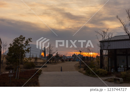 日本の岡山県岡山市北区北長瀬の美しい朝の風景 123744727