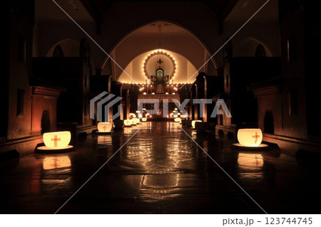 ろうそくの明かりに照らされた教会 123744745