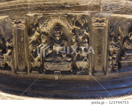 パキスタンの古都ラホールにある博物館に展示される小仏塔の周囲に配された釈迦が三十三天で説法をされた図 123744753