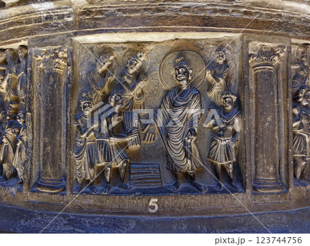 パキスタンの古都ラホールにある博物館に展示される小仏塔の周囲に配された釈迦に吉祥草を寄進する草刈人 123744756