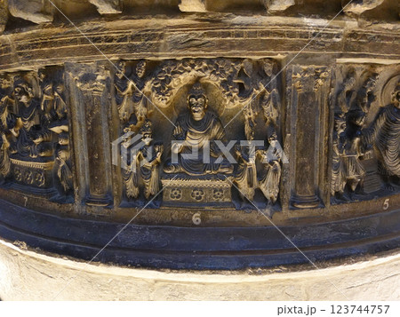 パキスタンの古都ラホールにある博物館に展示される小仏塔の周囲に配された釈迦に托鉢の鉢を寄進する四天王 123744757