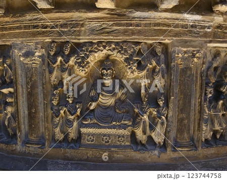 パキスタンの古都ラホールにある博物館に展示される小仏塔の周囲に配された釈迦の生涯をテーマにした彫刻 123744758