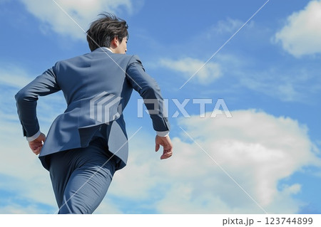 青空に向かって走るスーツ姿の男性ビジネスマン 123744899