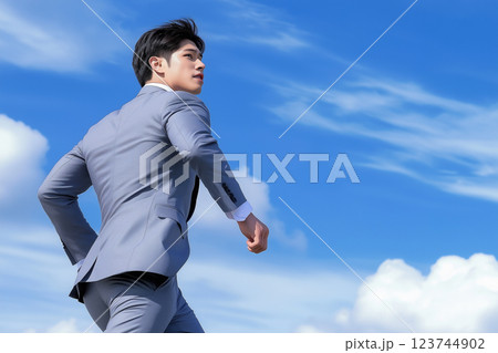 目標に向かって走る若い男性ビジネスマン 目標に向かって走る若い男性ビジネスマン 123744902