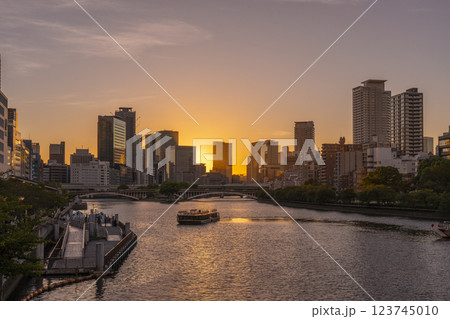 天満橋から見える中之島の美しい夕景 123745010