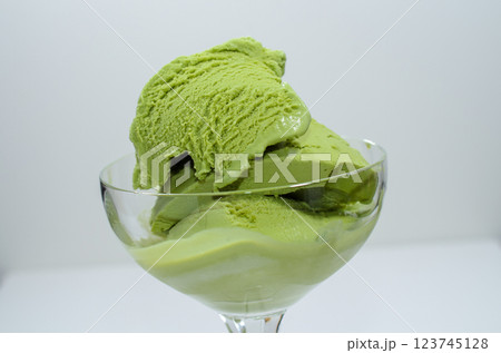 カクテルグラスに抹茶アイスクリーム 123745128