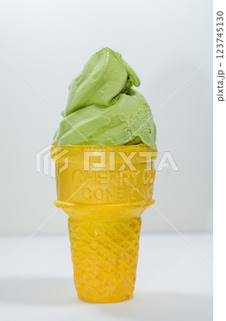コーンに乗った抹茶アイスクリーム 123745130