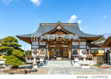 青空を背にした稲荷山松吟寺本堂【茨城県常陸大宮市】 123745332
