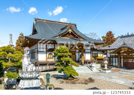 青空を背にした稲荷山松吟寺本堂【茨城県常陸大宮市】 青空を背にした稲荷山松吟寺本堂【茨城県常陸大宮市】 123745333