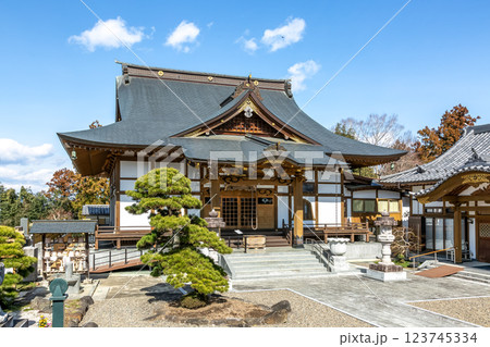 青空を背にした稲荷山松吟寺本堂【茨城県常陸大宮市】 青空を背にした稲荷山松吟寺本堂【茨城県常陸大宮市】 123745334