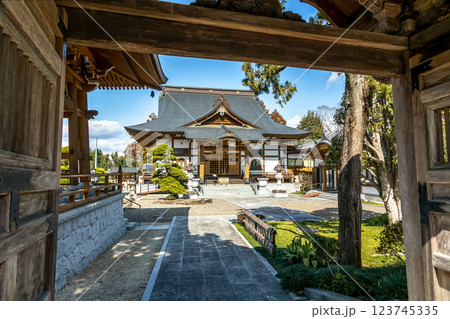 山門から望む稲荷山松吟寺本堂【茨城県常陸大宮市】 山門から望む稲荷山松吟寺本堂【茨城県常陸大宮市】 123745335