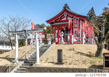 稲荷山松吟寺境内にある稲荷尊天堂の本堂 123745336