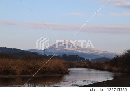 雪の筑波山と恋瀬川 123745586