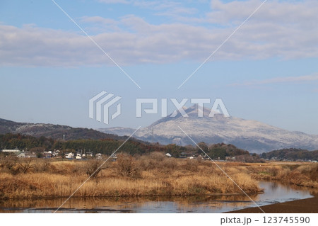 雪の筑波山と恋瀬川 123745590