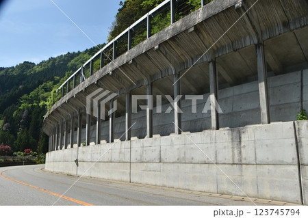 土砂崩れ防止の路面 土砂崩れ防止の路面 123745794