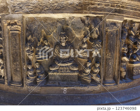 パキスタンのラホール博物館に展示されている小仏塔の胴部に彫られたお釈迦様の生涯を表した小彫刻 123746098