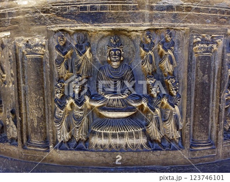 パキスタンのラホール博物館に展示されている小仏塔の胴部に彫られたお釈迦様の生涯を表した小彫刻 123746101