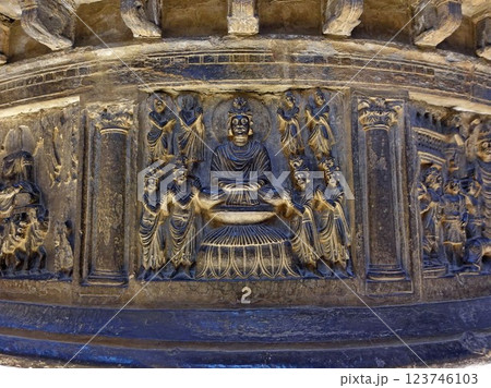 パキスタンのラホール博物館に展示されている小仏塔の胴部に彫られたお釈迦様の生涯を表した小彫刻 123746103
