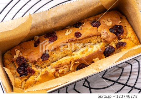 クランベリーとくるみのパウンドケーキ 123746278