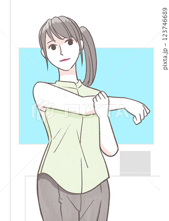 仕事の合間に軽い柔軟運動をする女性 123746689