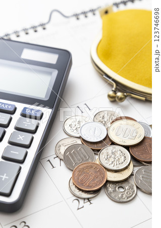 小銭と電卓 小銭と電卓 123746698