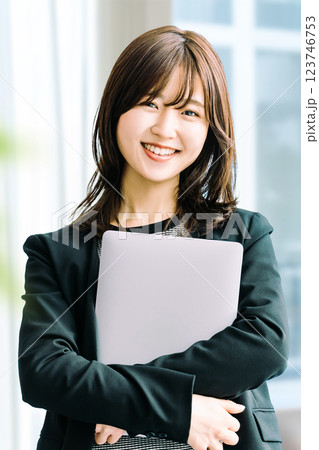 ノートパソコンを持つ笑顔の女性・ビジネスウーマン 123746753