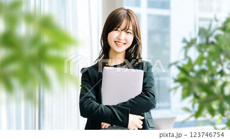 ノートパソコンを持つ笑顔の女性・ビジネスウーマン 123746754